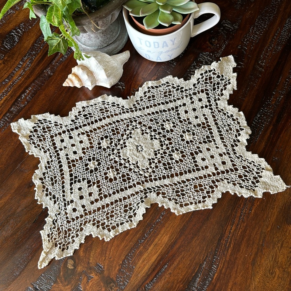 Vintage Doily-Off White-EUC